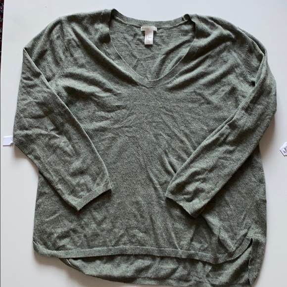 ✨H & m green v neck sweater